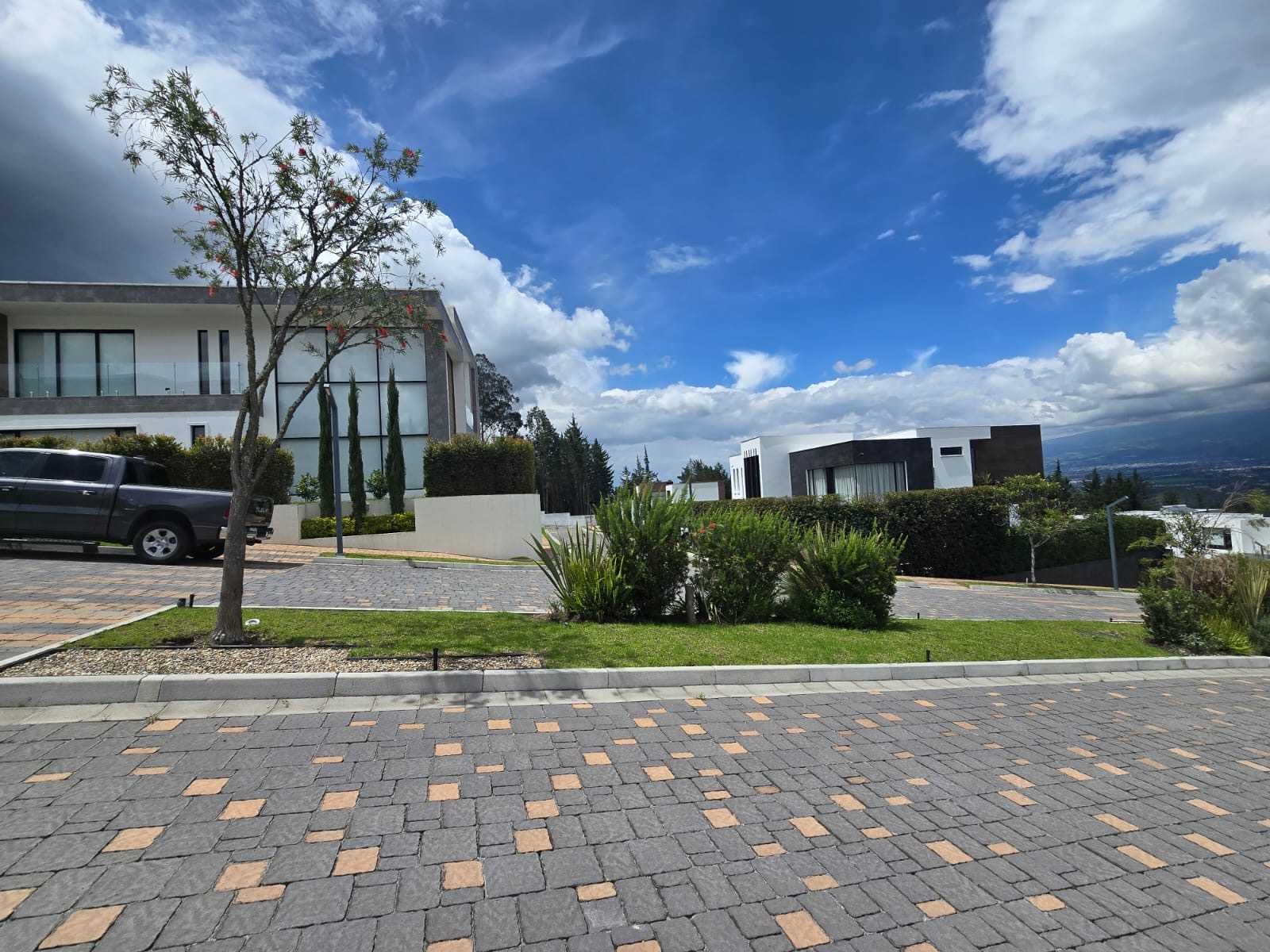 VENTA TERRENO EN NAYÓN URBANIZACIÓN DE LUJO MIRACOLI + CONSTRUCCIÓN APROBADA. ÁREA: 540.62 M². PRECIO: $230.000