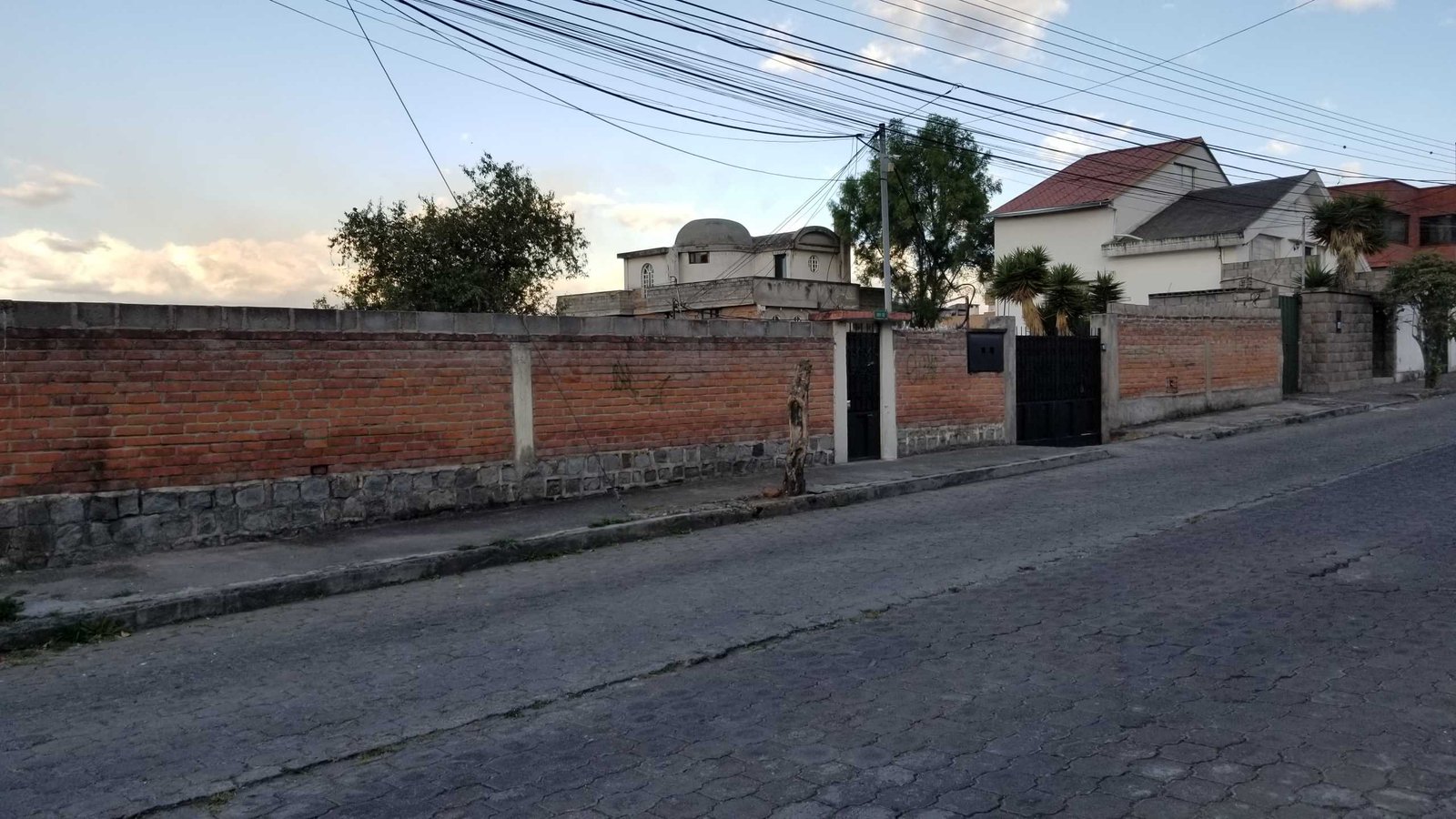 Venta Terreno con Casa en Quito Sector San Fernando a 4 Cuadras Av Occidental, 924m², $238.000