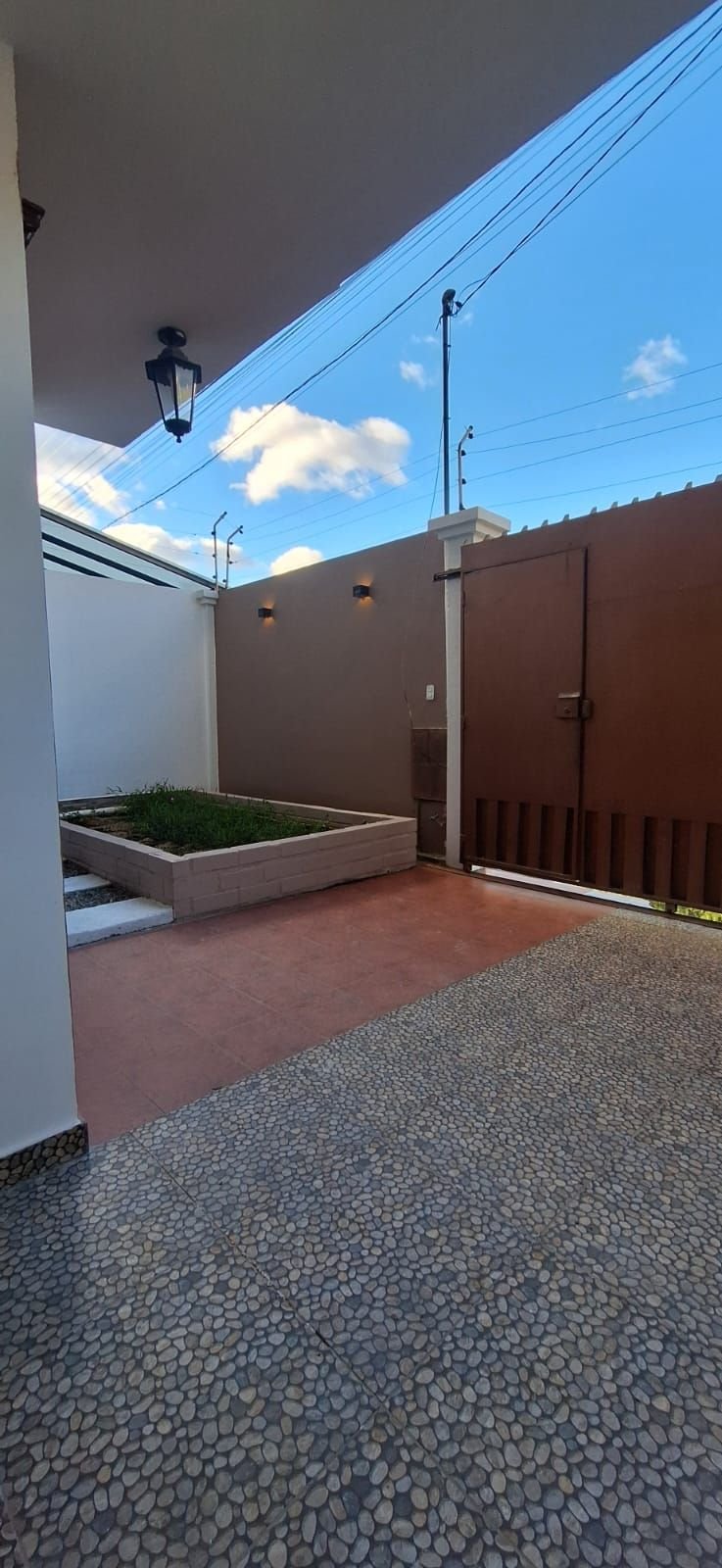 VENDO HERMOSA CASA UBICADA EN EL SECTOR DE CONSACOLA EN LA CIUDAD DE LOJA