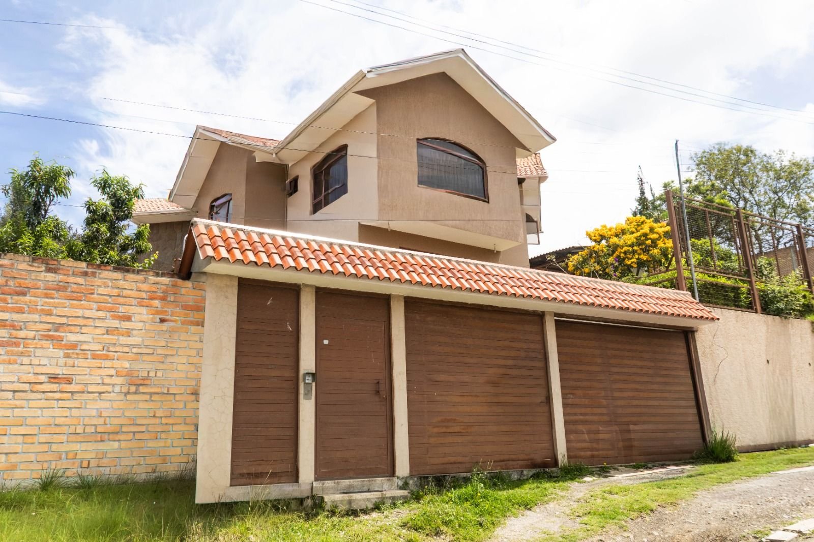 Casa en Venta con amplias áreas verdes, Sector Monay Baguanchi 