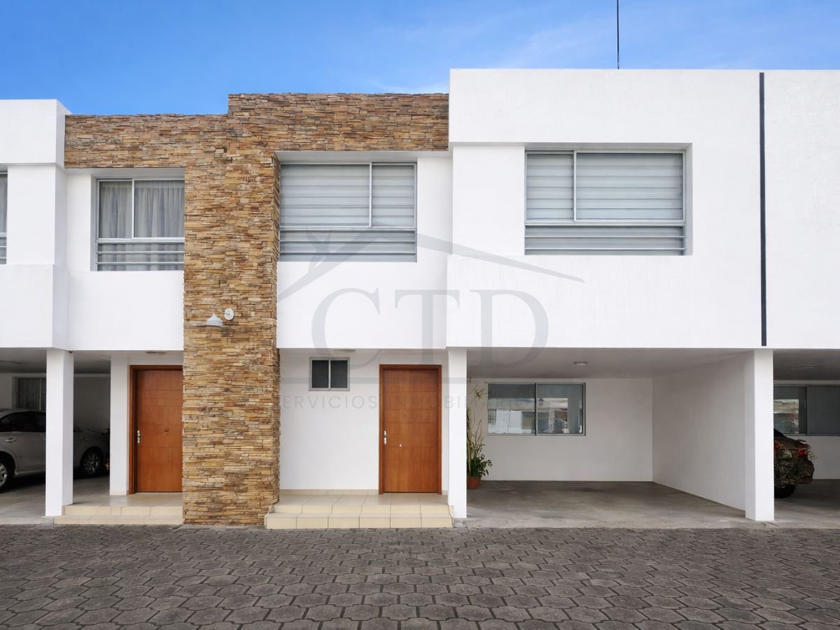 Renta casa en conjunto Sector Portal Shopping