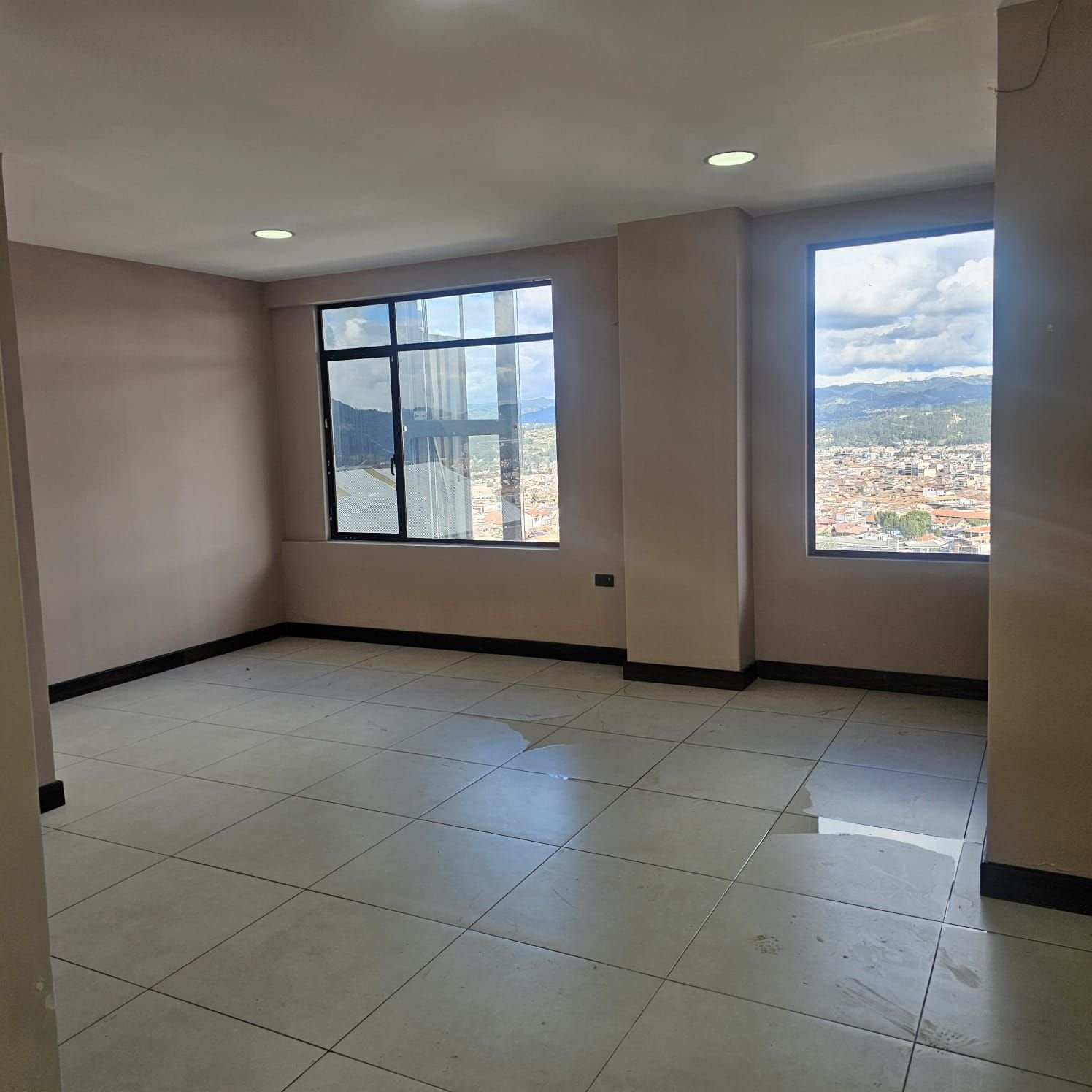 Comercial de Renta, En la Av Abelardo J Andrade, Cuenca