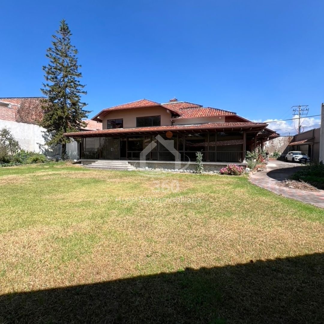 Villa en venta en Cuenca con 1.738 m² de terreno. IPRUS 3.5 pisos, ideal para desarrollo inmobiliario. Sector Ex CREA, cerca del tranvía