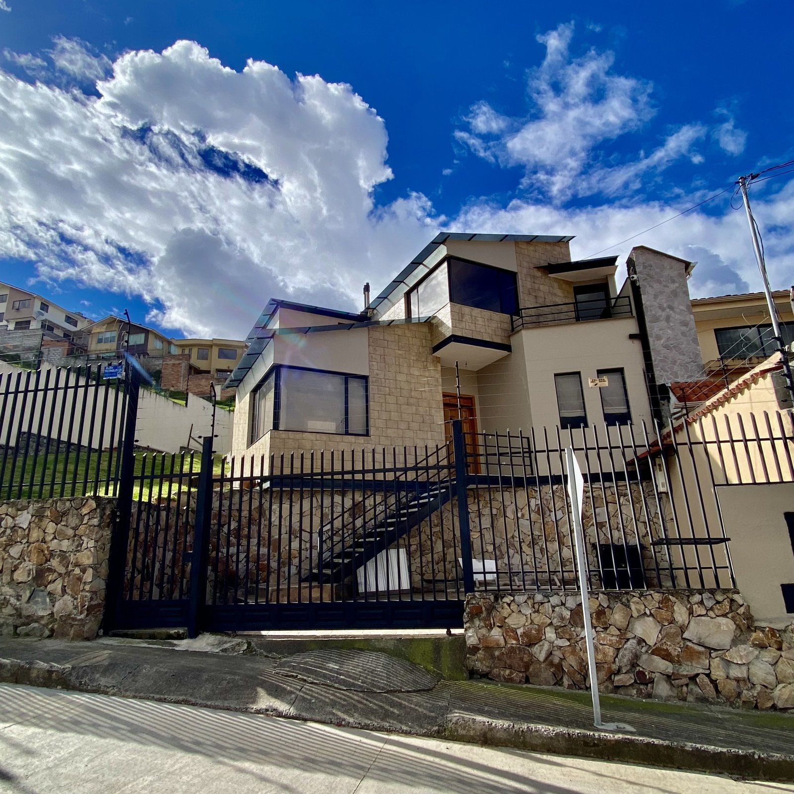 Casa con área verde, sector Pencas Altas, cerca al Supermaxi Las Américas