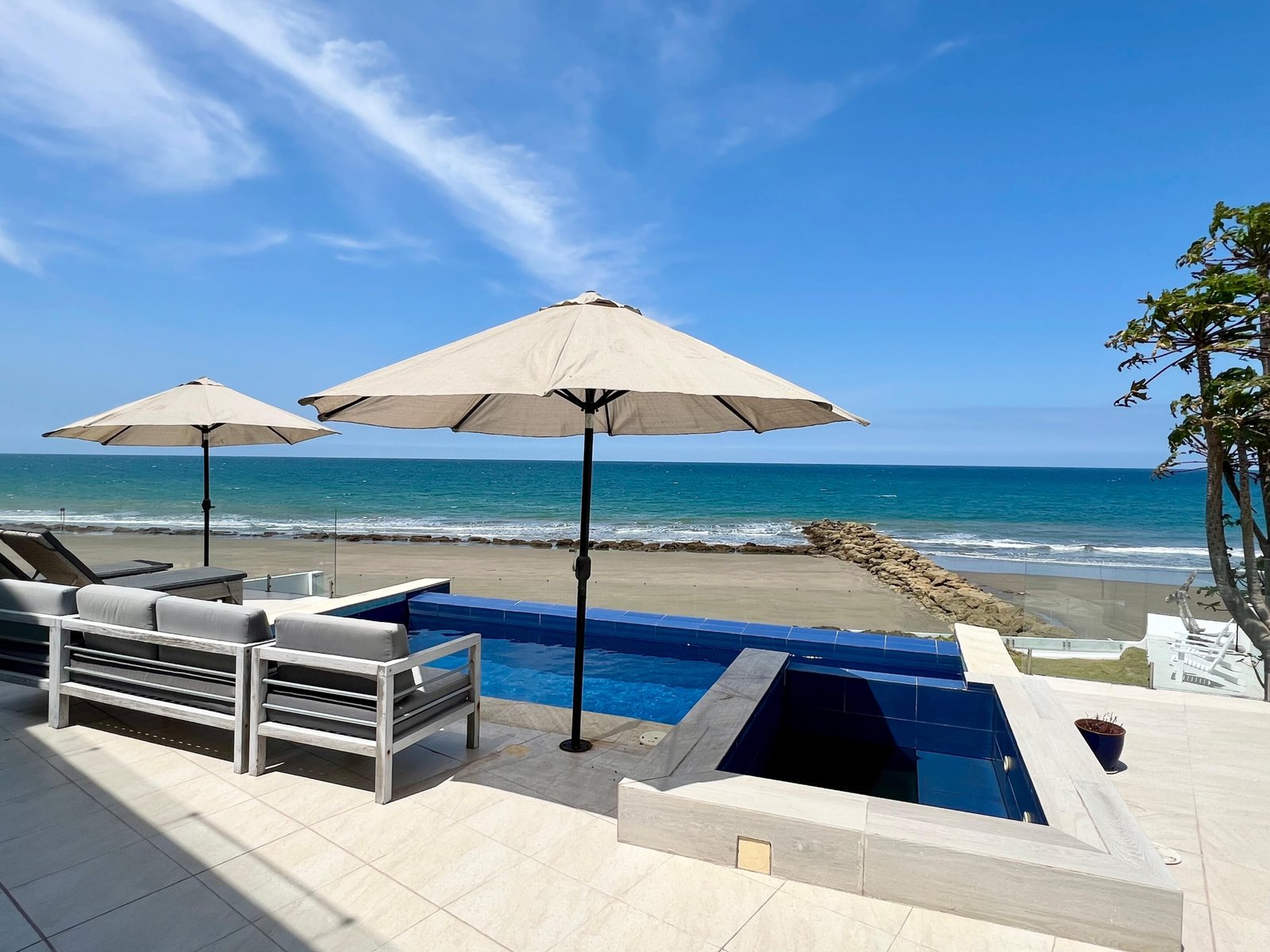 Casa Primera Línea de Mar en Venta, Manta